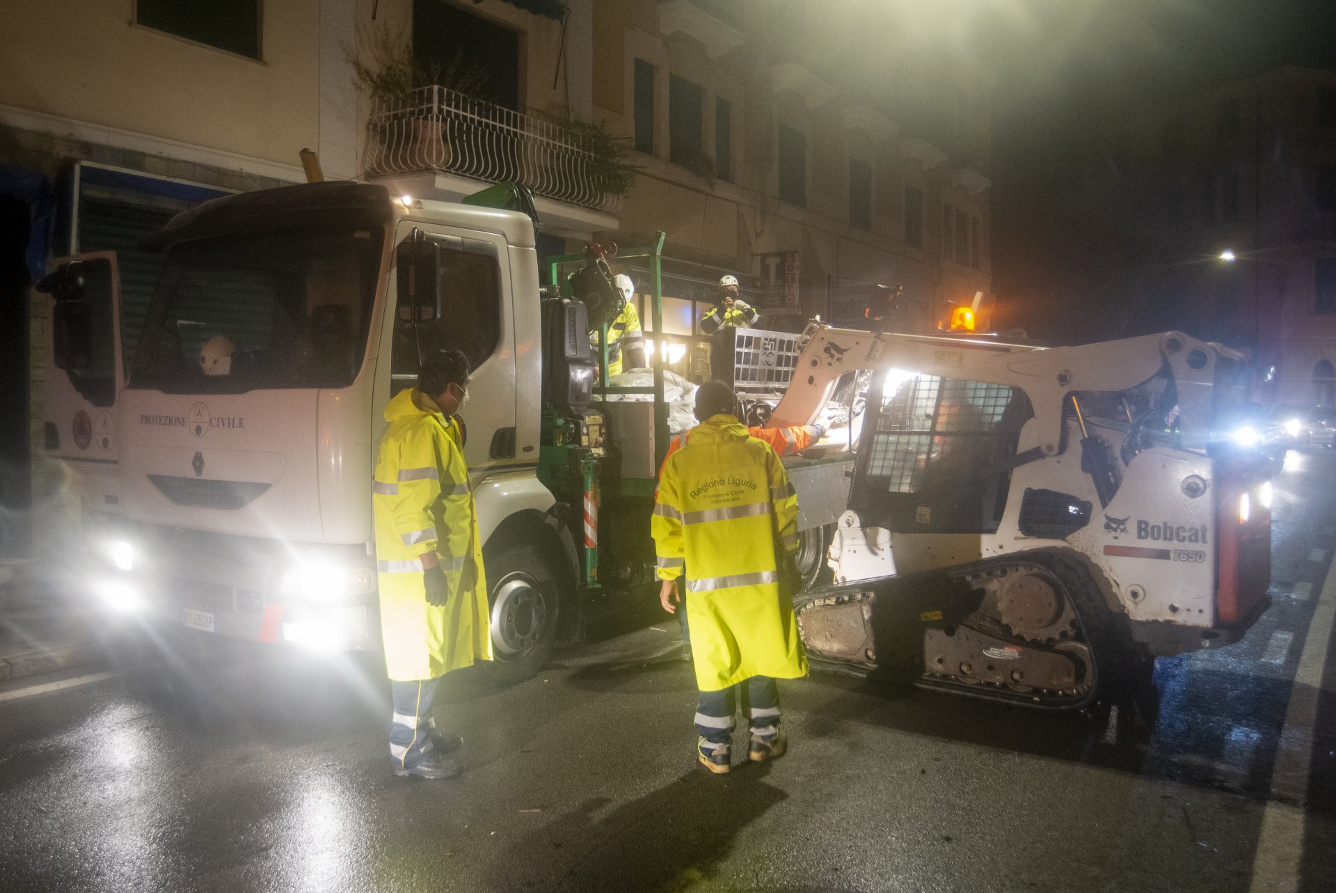 Sacchi di sabbia a Rapallo - Protezione Civile