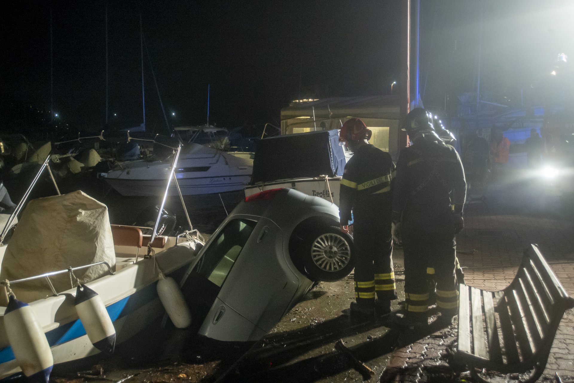 Auto finisce in mare al porto pubblico