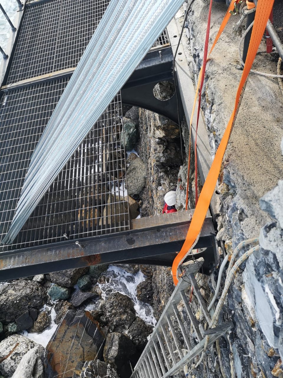 Voragine sotto la 227 di Portofino: si viaggia a senso unico alternato