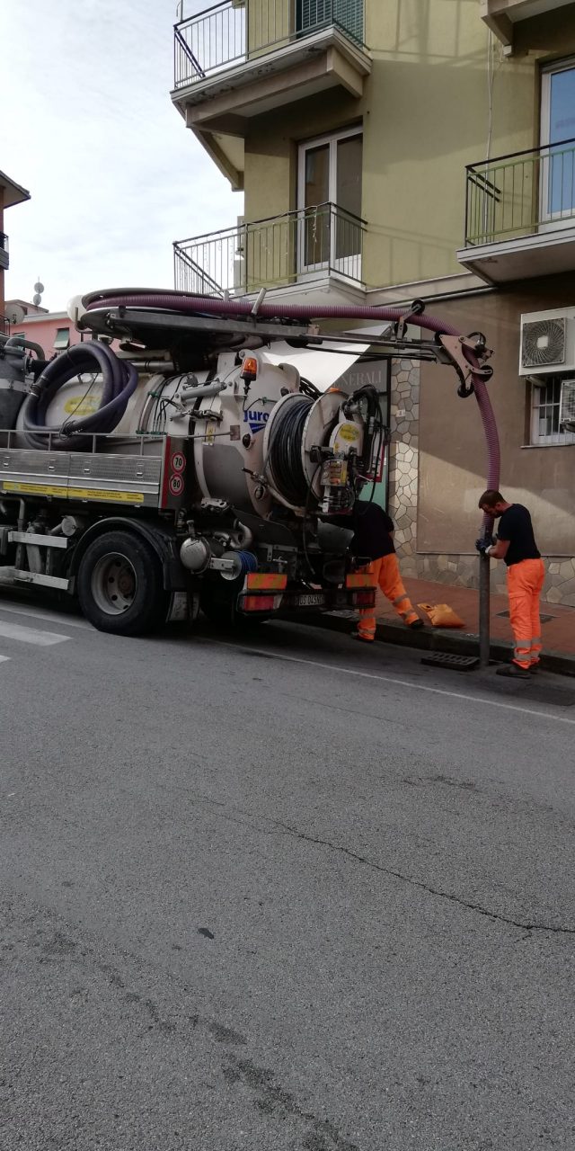Recco, prosegue la pulizia di tombini e caditoie