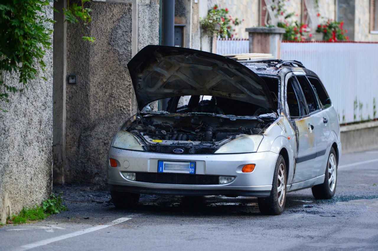 Auto in fiamme a Rapallo