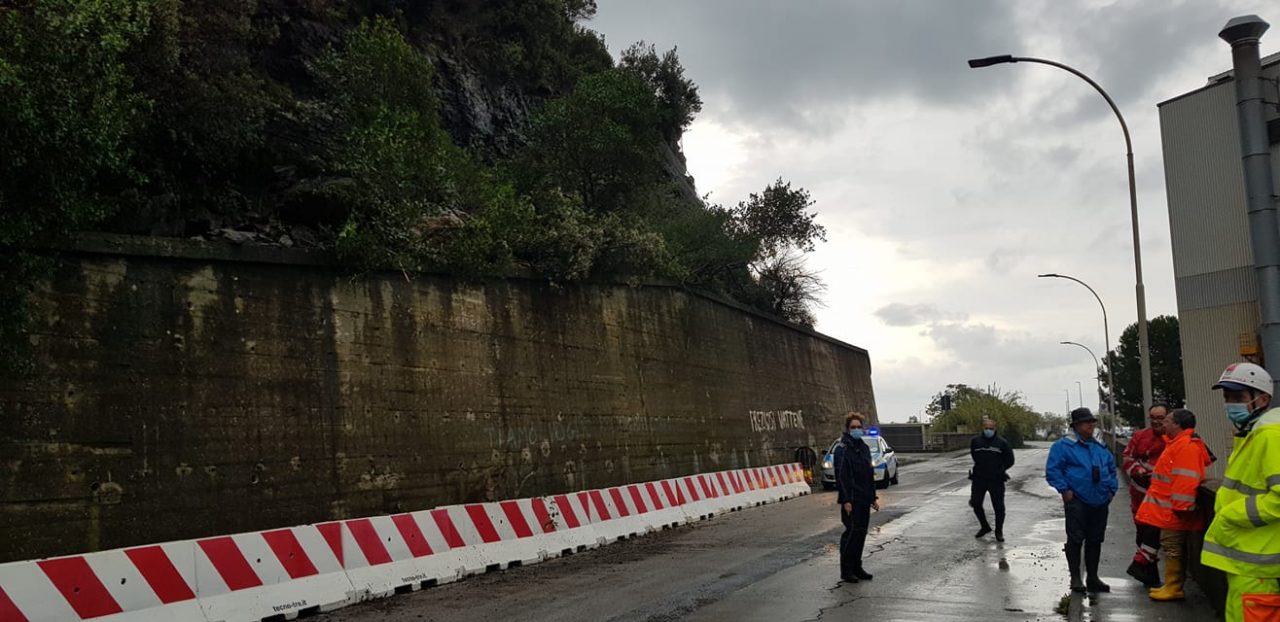 Frana, chiusa per la notte la strada di via Ponzerone