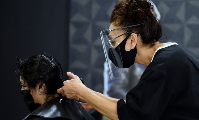 Chiusura di parrucchieri e centri estetici non è sul tavolo del Governo. Rischiano palestre e piscine