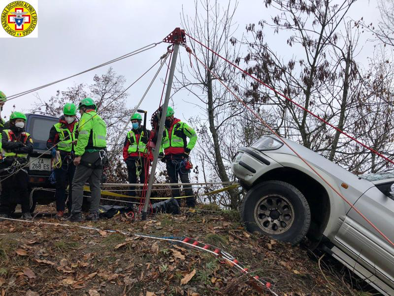 Cade in un canale per oltre cento metri, nulla da fare per un cacciatore