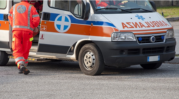 Precipita dalla finestra del bagno della scuola. 12enne in codice rosso al Gaslini