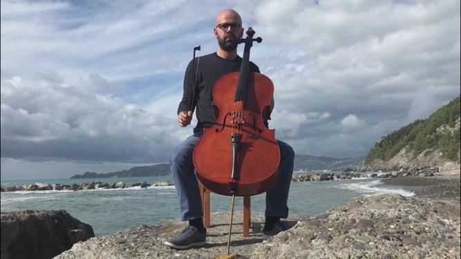 “Suono la musica nei luoghi più belli della Liguria per ricordarci chi siamo”