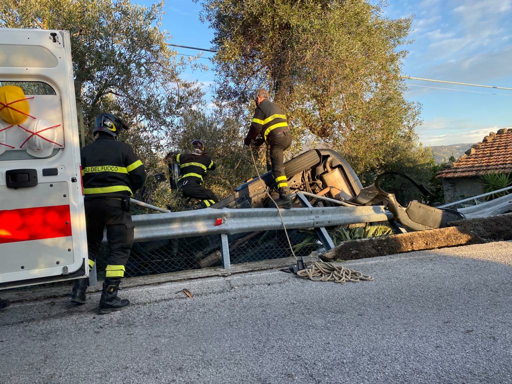 Auto si ribalta, uomo al pronto soccorso