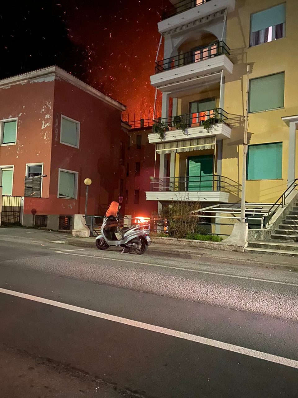 Incendio a Lavagna, salve le case