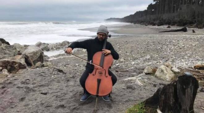 “Suono la  musica nei posti più belli della Liguria per ricordarci chi siamo”