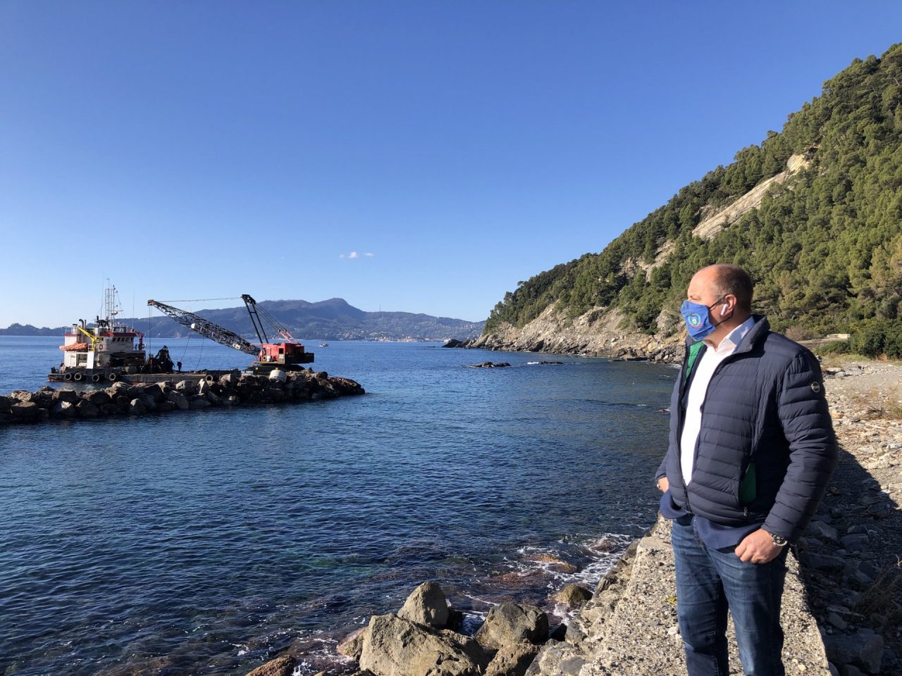 Partite le operazioni di rinforzo delle difese a mare del litorale chiavarese