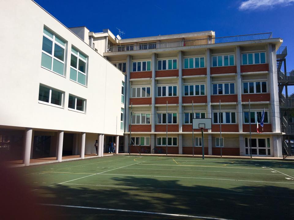 Ai ragazzi delle scuole medie circa 500 borracce