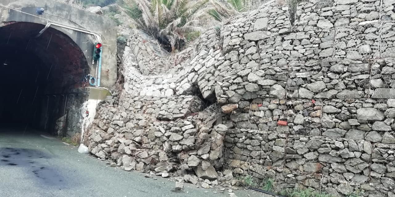 Gallerie Moneglia-Deiva interrotte per frana