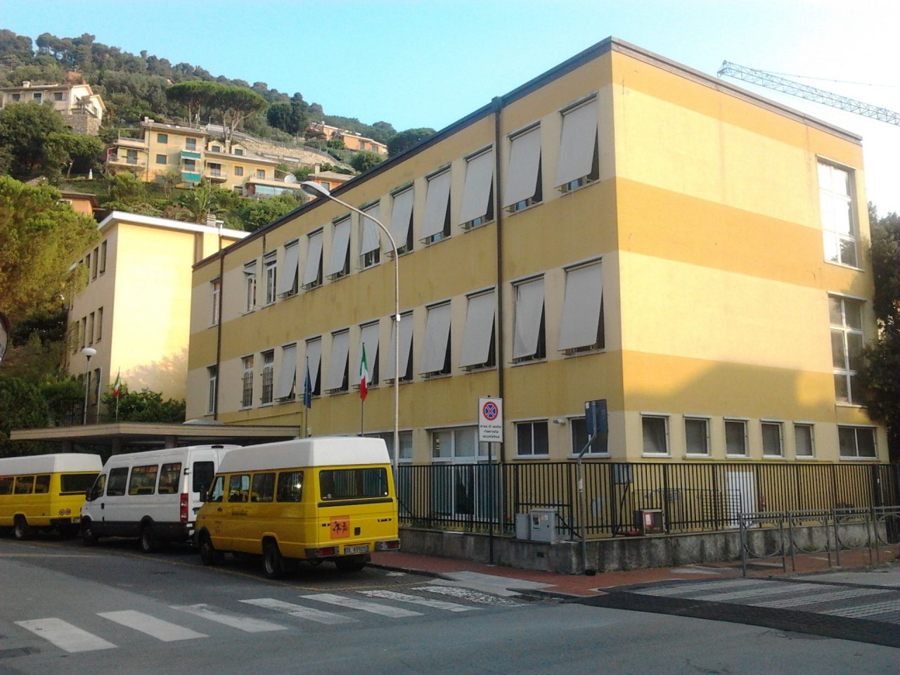 Lavori in corso per la ristrutturazione dei bagni della scuola di via Massone