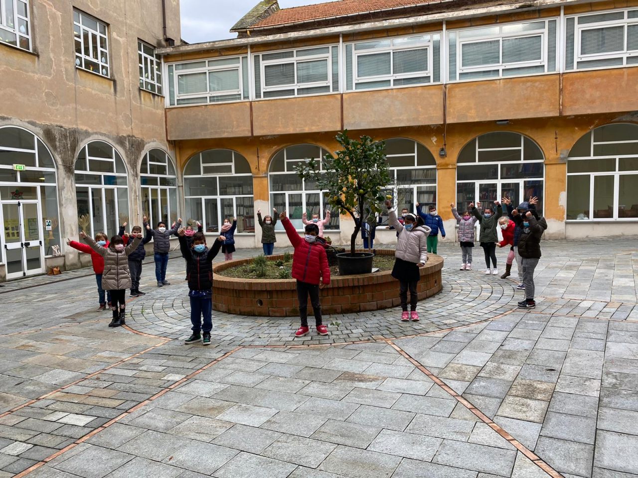 Il comune di Rapallo dona un albero di limone alla scuola primaria Antola