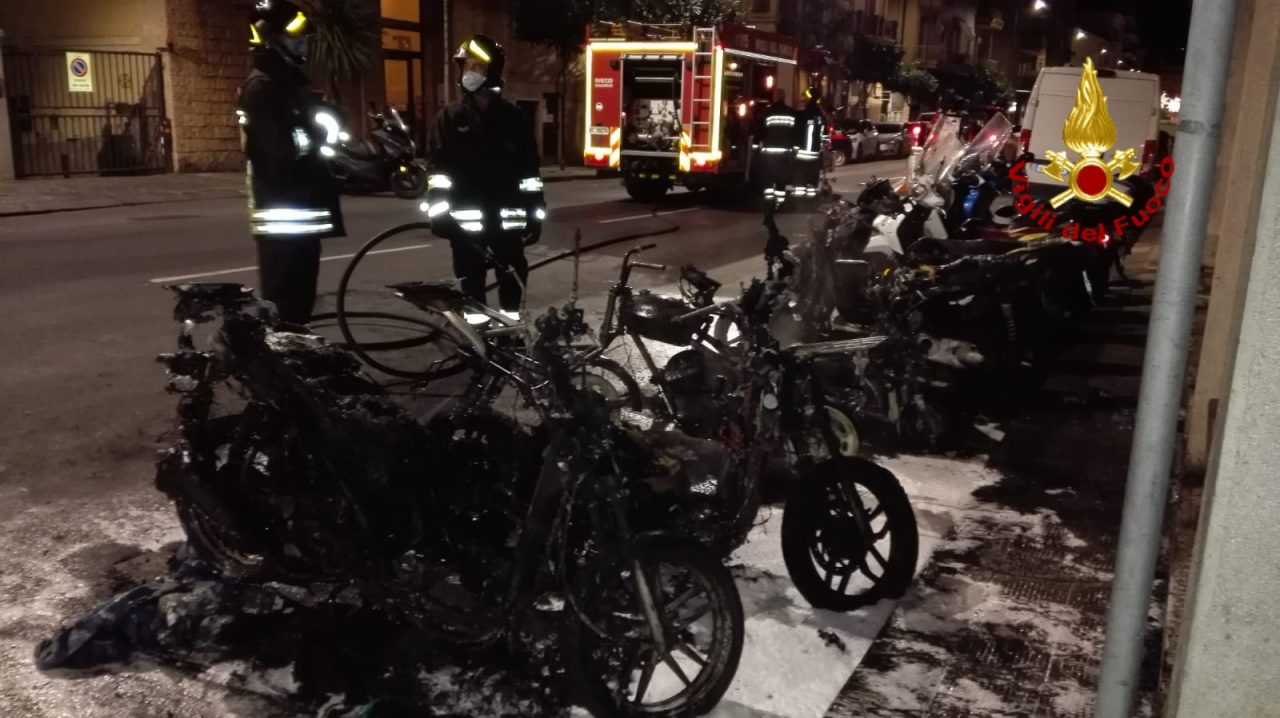 Incendio motorini a Chiavari