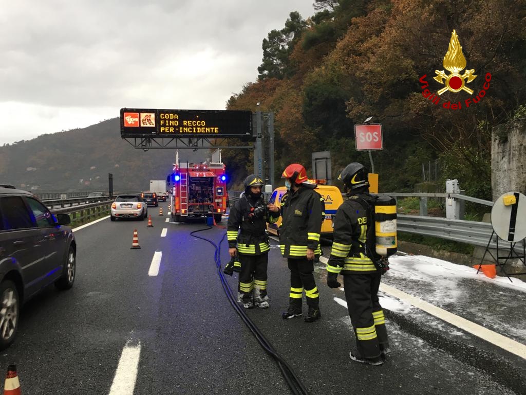 A12, autoarticolato in fiamme