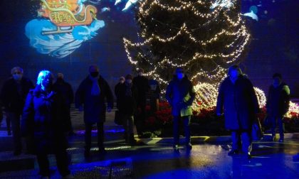 Sulla facciata del Comune scorrono le proiezioni di Natale