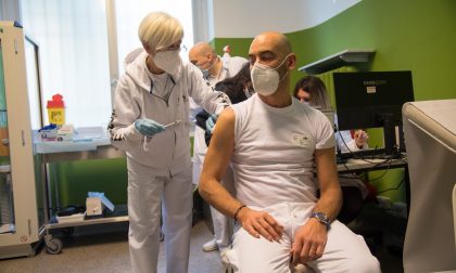 "Al 90% di vaccinazioni via le mascherine", l'annuncio di Bassetti
