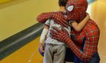 “Spiderman” consegna i Regali sospesi Unicef ai bambini del Gaslini