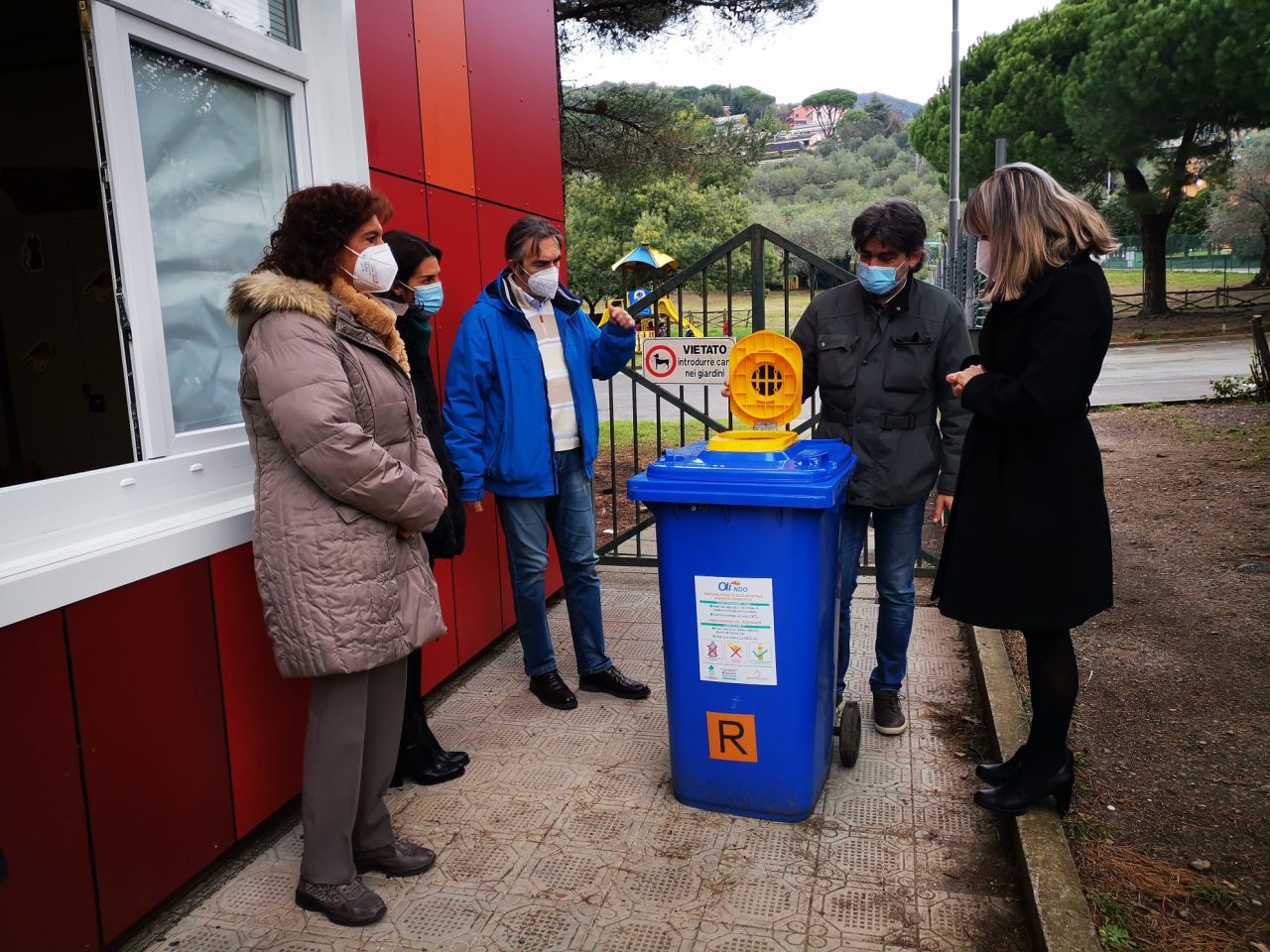Consegnati i contenitori per la raccolta di olii esausti nelle scuole