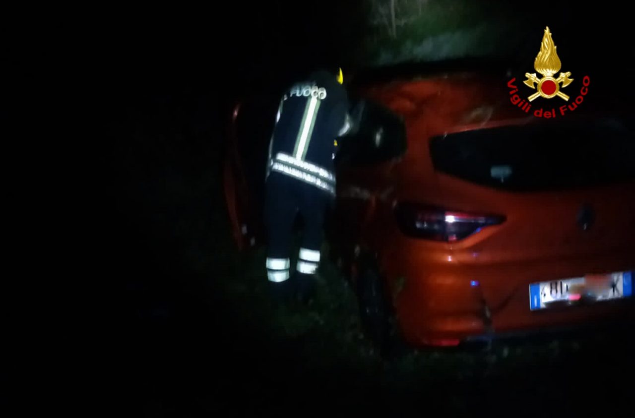 Cichero, auto finisce in una scarpata