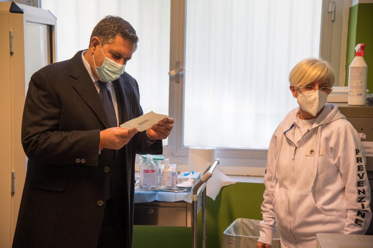 Toti promette: “Entro fine maggio vaccinati tutti gli over 80”