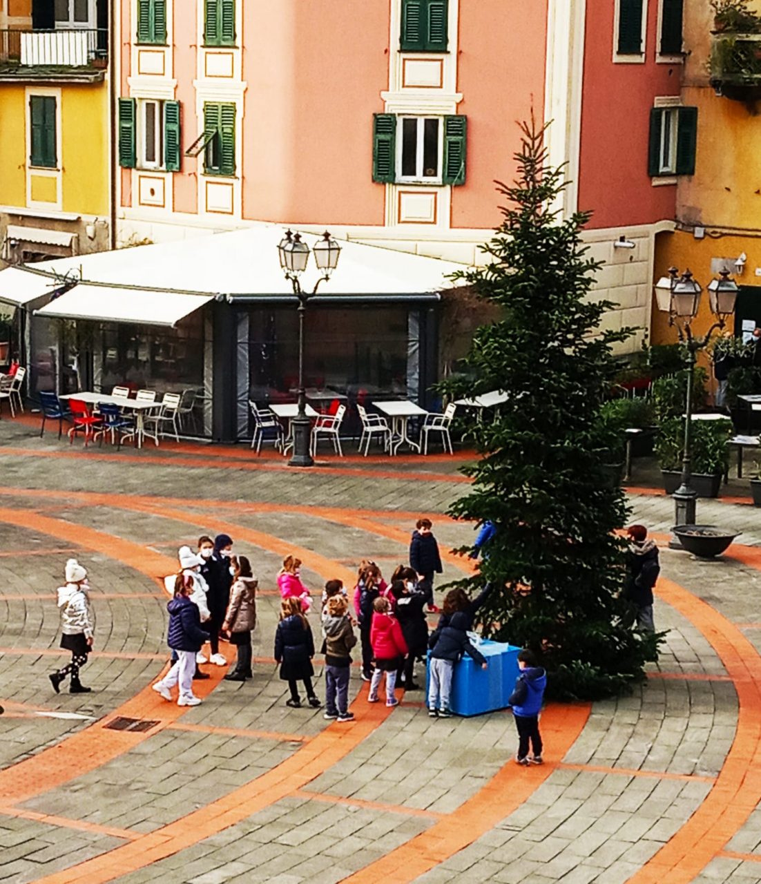 Il “mistero” dei pacchi dono sotto l’albero
