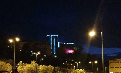Il Castello illuminato in segno d'augurio