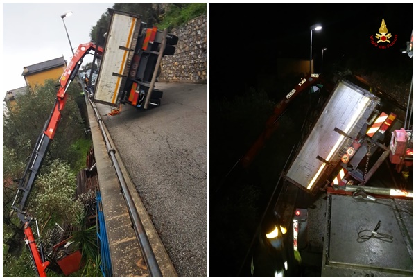 Camion con gru si ribalta su un fianco a Zoagli – Foto e video