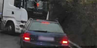 Tir incastrato in curva, strada interrotta fra Villa Oneto e Camposasco