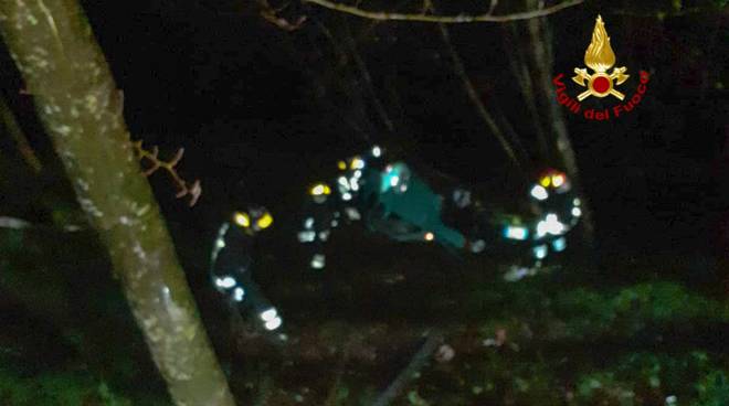Auto nella scarpata, i Vigili del Fuoco liberano l’automobilista rimasto intrappolato