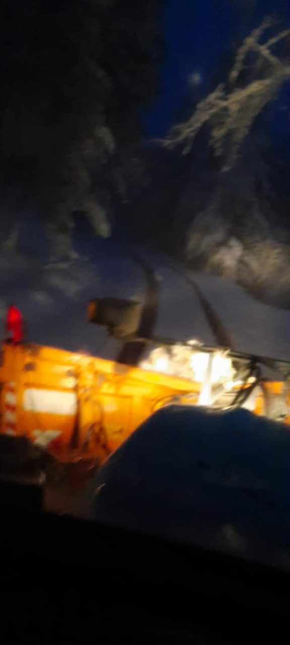 Operai comunali recuperano tecnici bloccati dalla neve