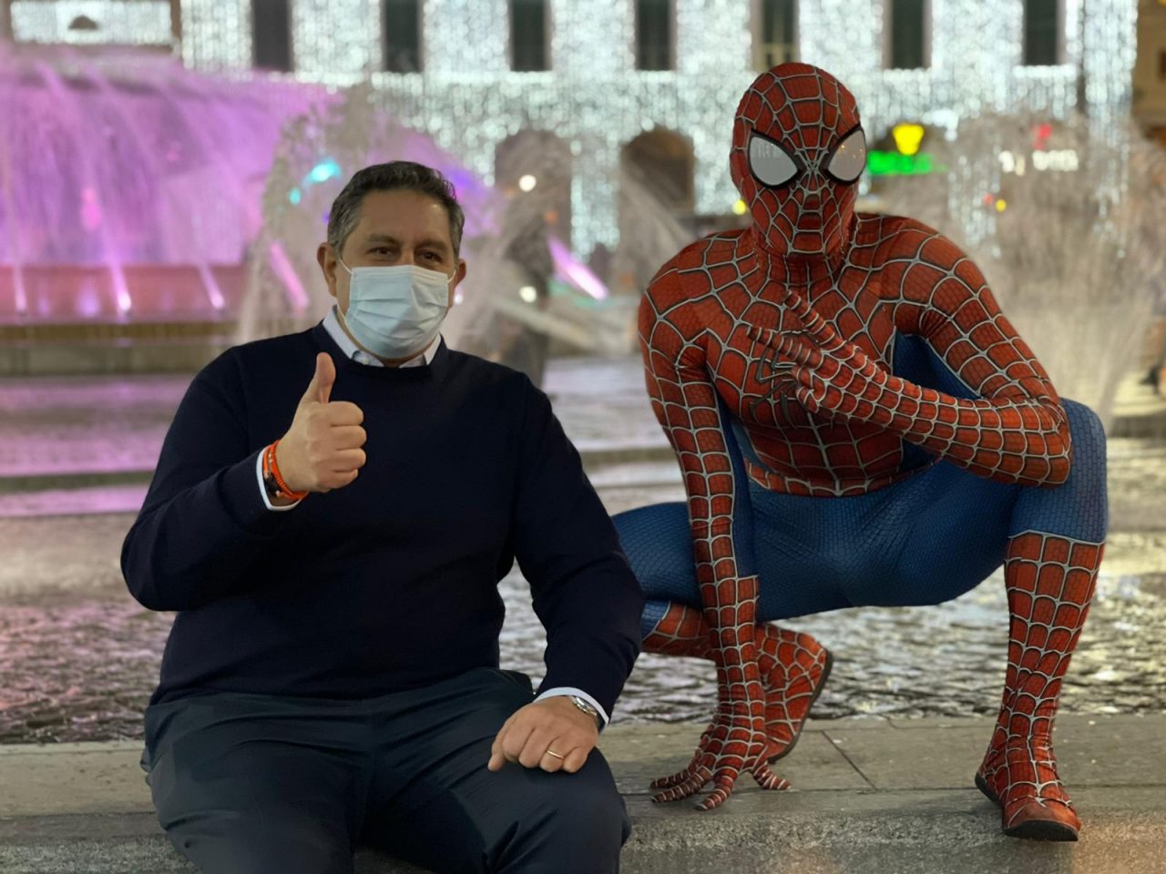 Toti consegna la bandiera della Liguria a Mattia, lo Spiderman dei bimbi malati