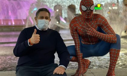 Toti consegna la bandiera della Liguria a Mattia, lo Spiderman dei bimbi malati