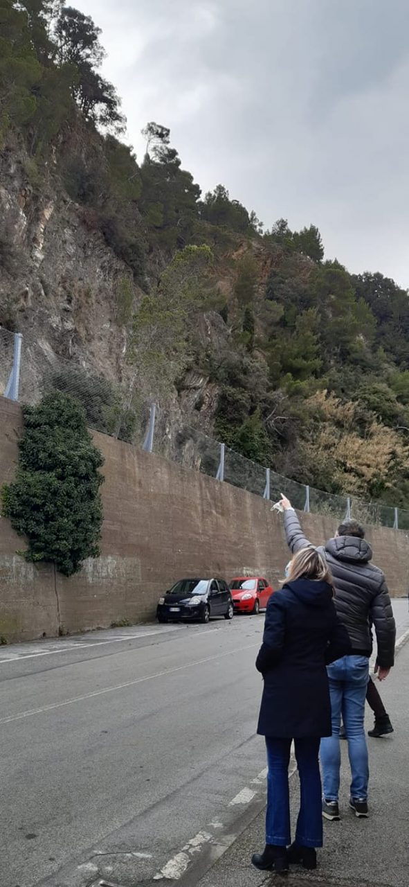 Frana la parete sulla collina Bardi, via Gramsci chiusa tra Fincantieri e bivio per Moneglia