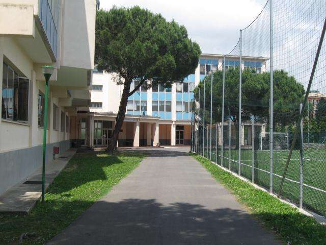 Rompe la porta e dorme nella scuola chiusa: licenziato e denunciato un assistente