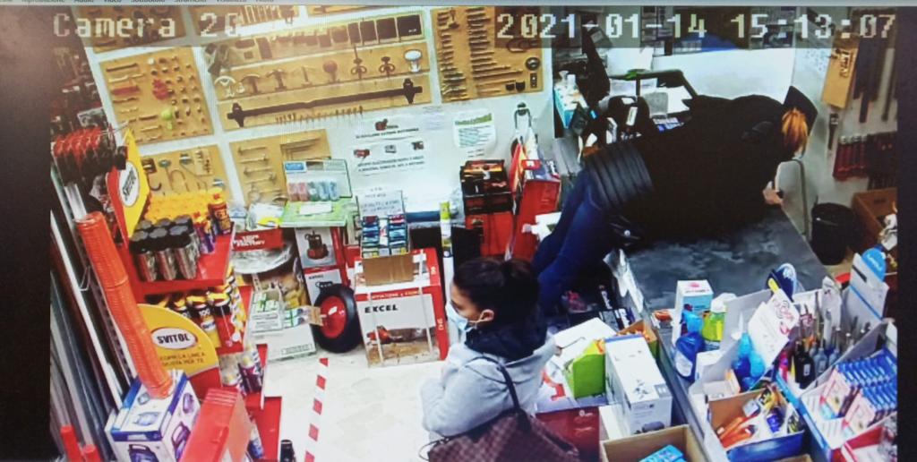 “Attente a quelle tre”, telecamere inchiodano le ladre