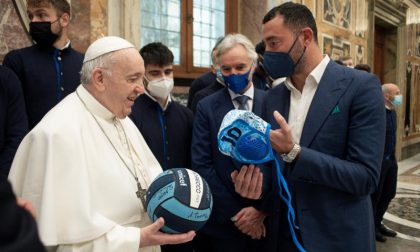 Felugo dona calottina della Pro Recco a Papa Francesco