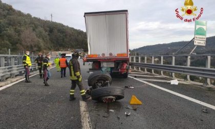 Incidente in A12 e perdita di gasolio: autostrada ancora chiusa e 7km di coda