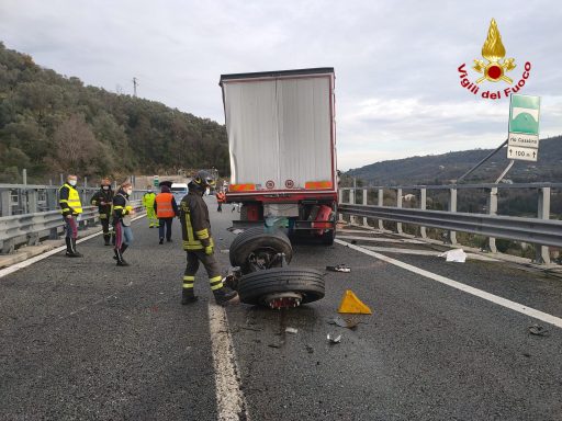 Incidente in A12 e perdita di gasolio: autostrada ancora chiusa e 7km di coda