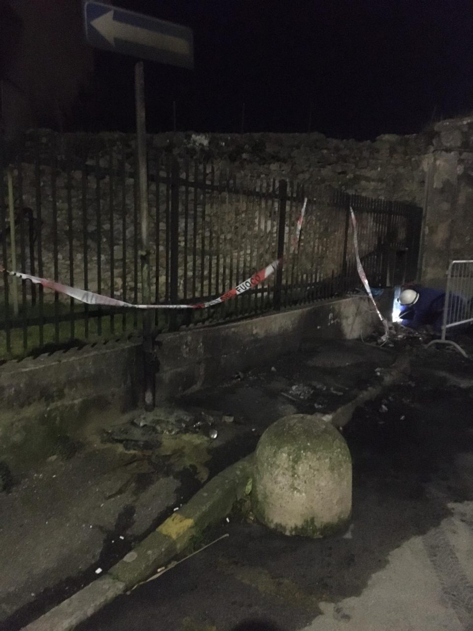 Motorini in fiamme in via Antica Romana