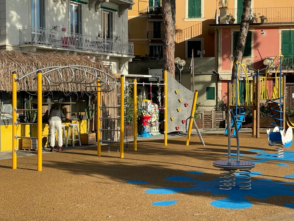 Nuova area giochi sul lungomare Bettolo