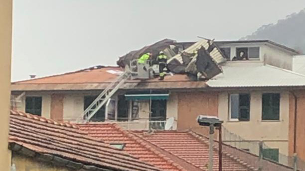 Chiavari, vento e tromba d’aria, disagi ed un tetto parzialmente divelto