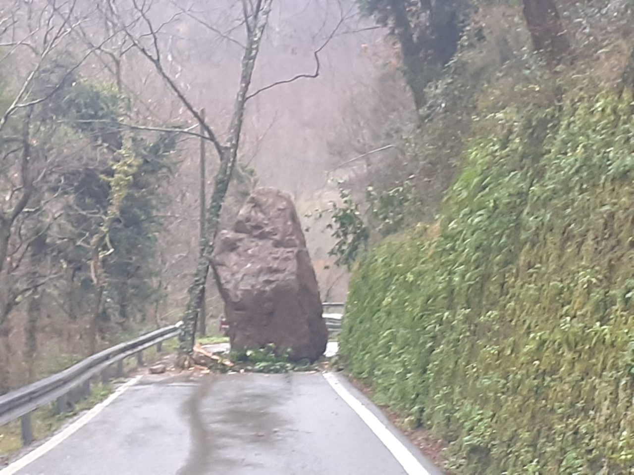 Cade un masso dalla montagna, chiusa la strada per Sopralacroce