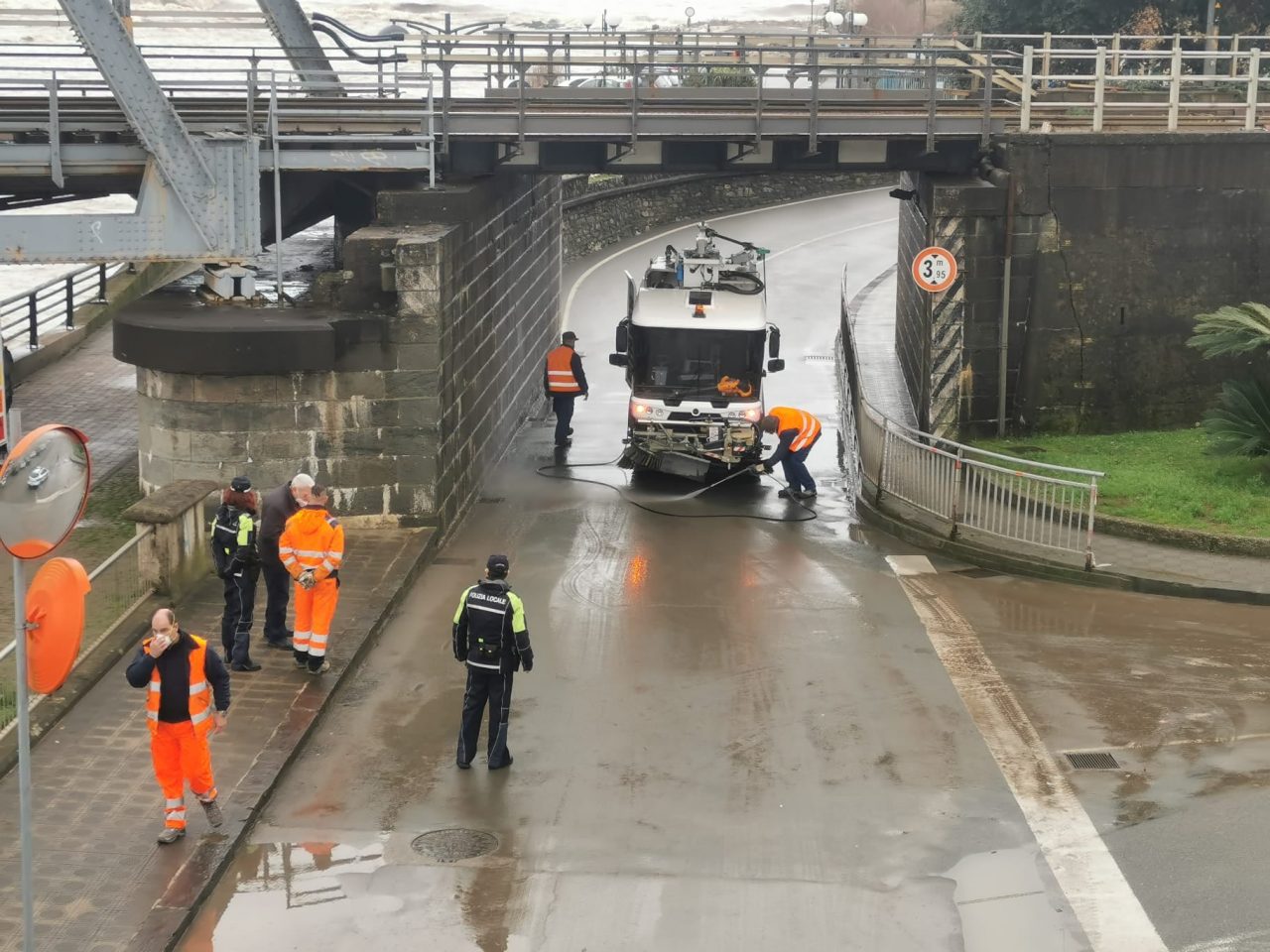 Due auto bloccate nel sottopasso di via Tito Groppo