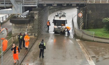 Due auto bloccate nel sottopasso di via Tito Groppo