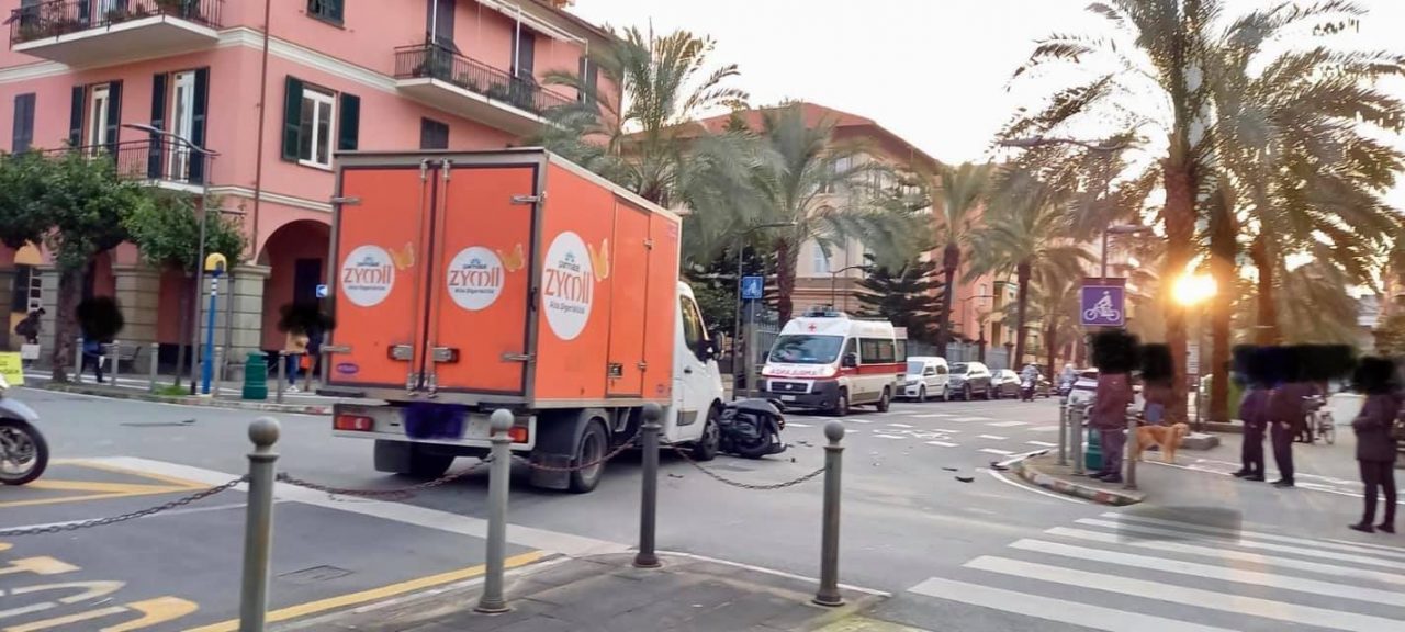 Ancora un incidente all’incrocio tra viale Millo e viale Arata