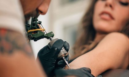 Tatua ragazza minorenne senza il consenso dei genitori: denunciato per lesioni aggravate