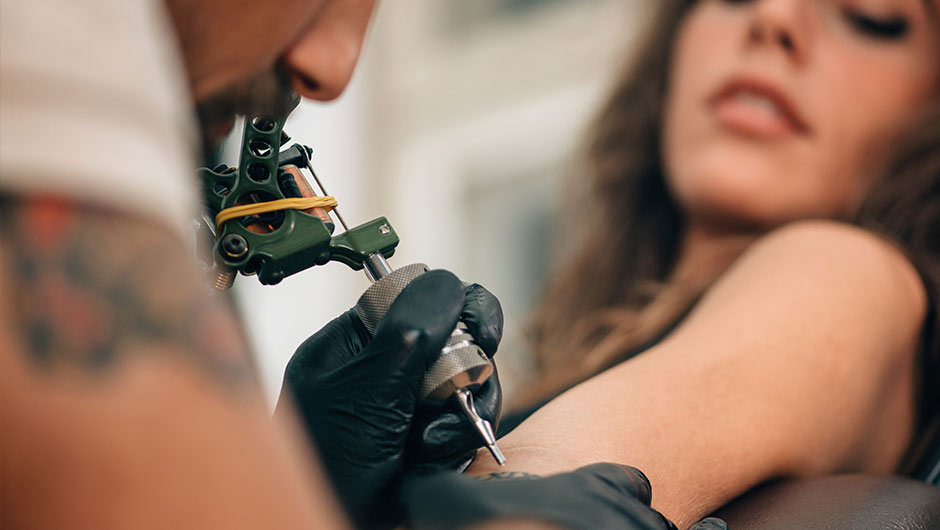 Tatua ragazza minorenne senza il consenso dei genitori: denunciato per lesioni aggravate