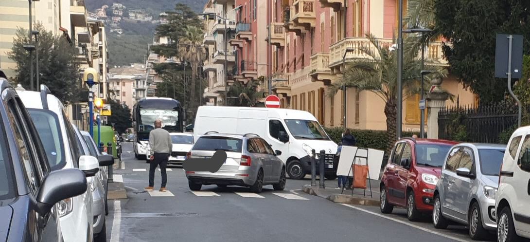 Due auto si scontrano a Chiavari